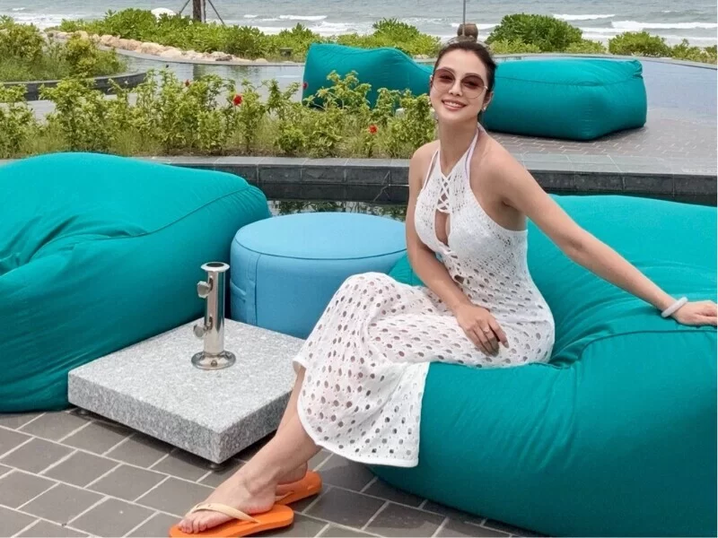Jennifer Phạm khoe sắc vóc bên biển, ái nữ 8 tuổi lộ diện adorable