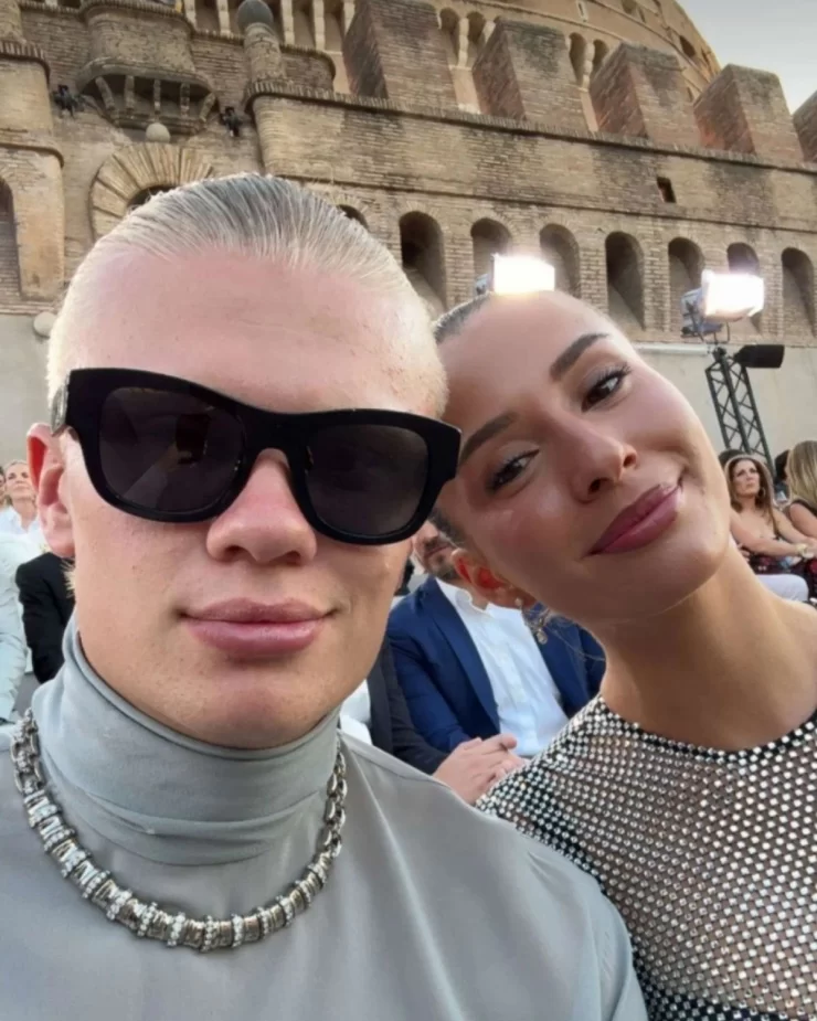 Đ&ocirc;i trẻ selfie khi dự show thời trang to&agrave;n sao của nh&agrave; mốt Italy. Truyền th&ocirc;ng Anh cho biết Haaland đ&atilde; k&yacute; hợp đồng hai triệu bảng với thương hiệu thời trang Dolce &amp; Gabbana năm 2023. Tr&ecirc;n trang c&aacute; nh&acirc;n, tiền đạo sinh năm 2000 thường xuy&ecirc;n 'lăng x&ecirc;' sản phẩm của Dolce &amp; Gabbana.