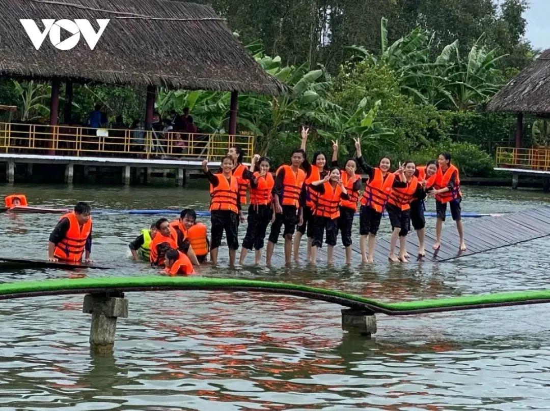 Du kh&aacute;ch vui chơi tại điểm du lịch Hương Tr&agrave;m, x&atilde; Kh&aacute;nh An