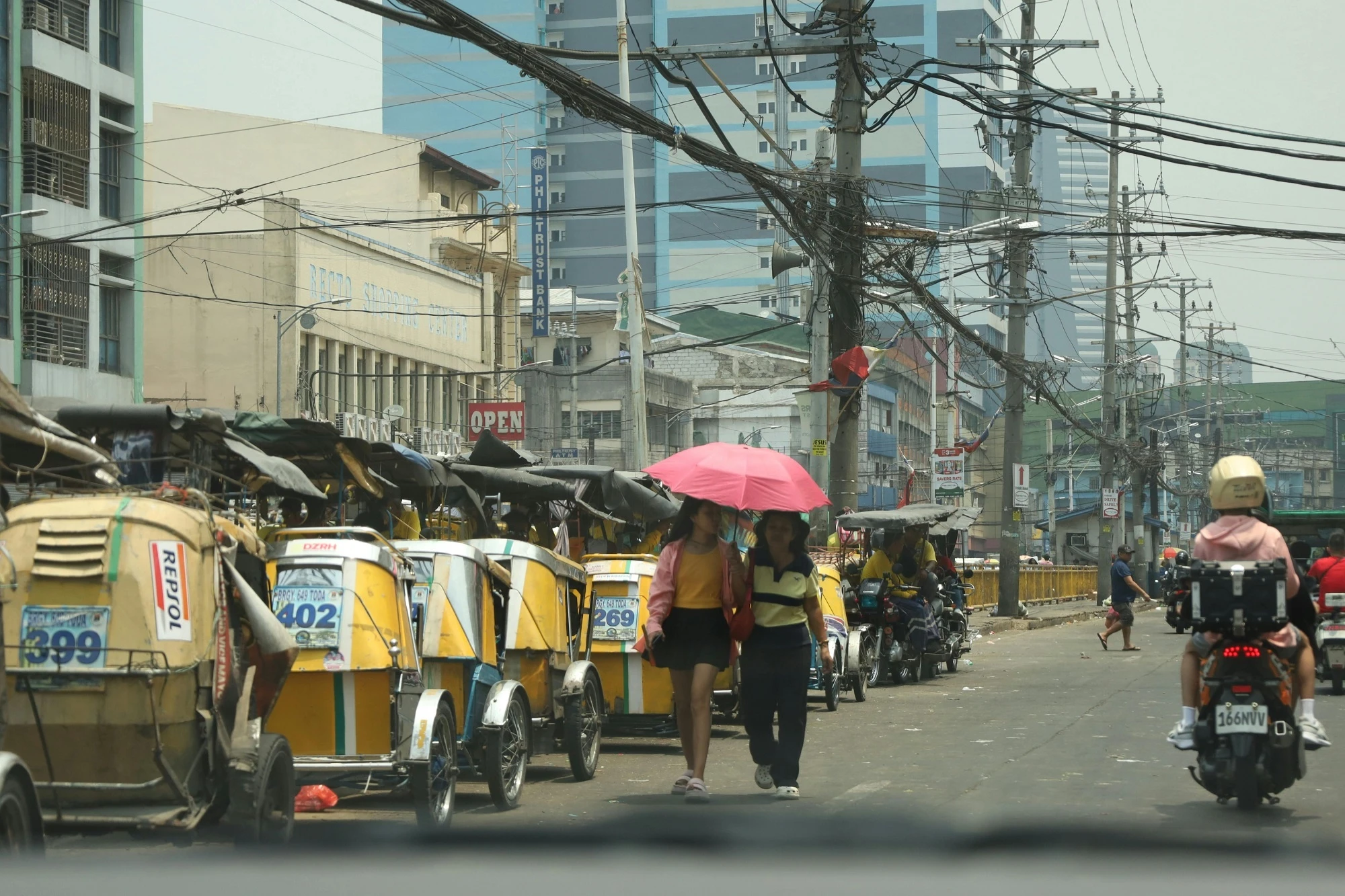 Đường phố Manila vắng vẻ kh&aacute;ch du lịch. D&atilde;y xe ba b&aacute;nh (tricycle) &ndash; phương tiện giao th&ocirc;ng c&ocirc;ng cộng phổ biến ở Philippines - xếp th&agrave;nh d&atilde;y. Ảnh: Alessandro Del Gobbo/Pexels.