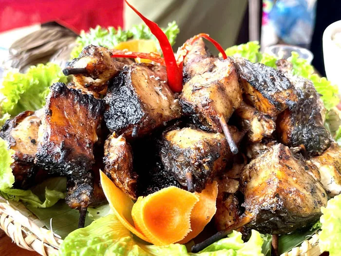 Để c&oacute; những mẻ c&aacute; nướng thơm ngon, đồng b&agrave;o T&agrave;y chọn nguy&ecirc;n liệu l&agrave; c&aacute; tự nhi&ecirc;n từ s&ocirc;ng, suối, ao.