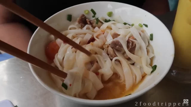 Cặp đ&ocirc;i bất ngờ trước hương vị v&agrave; mức gi&aacute; của mỗi 1 t&ocirc; mỳ Quảng. (Ảnh: Youtube 2foodtrippers)