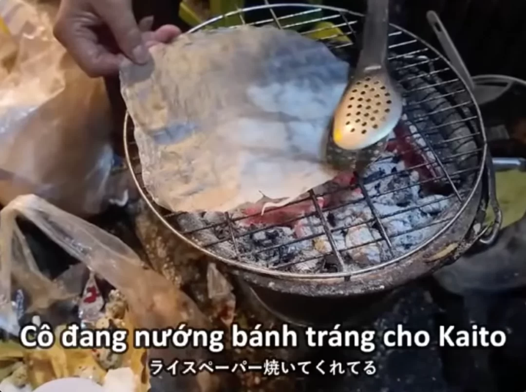 Kh&aacute;ch Nhật ngỡ ng&agrave;ng khi hỏi gi&aacute; b&aacute;nh tr&aacute;ng nướng ở phố đi bộ Nguyễn Huệ- Ảnh 4.