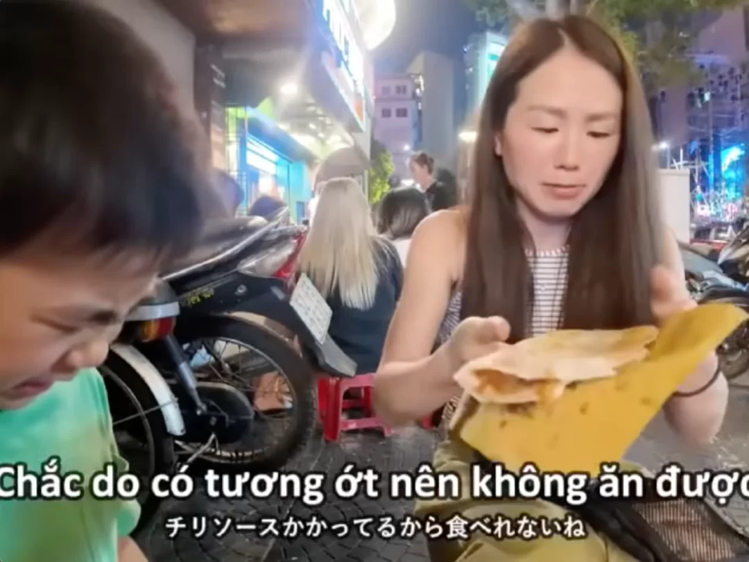 Kh&aacute;ch Nhật ngỡ ng&agrave;ng khi hỏi gi&aacute; b&aacute;nh tr&aacute;ng nướng ở phố đi bộ Nguyễn Huệ- Ảnh 1.