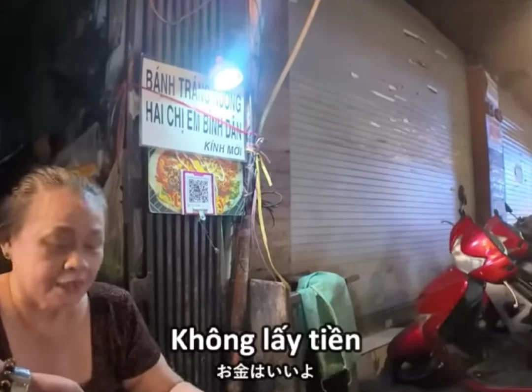 Kh&aacute;ch Nhật ngỡ ng&agrave;ng khi hỏi gi&aacute; b&aacute;nh tr&aacute;ng nướng ở phố đi bộ Nguyễn Huệ- Ảnh 3.