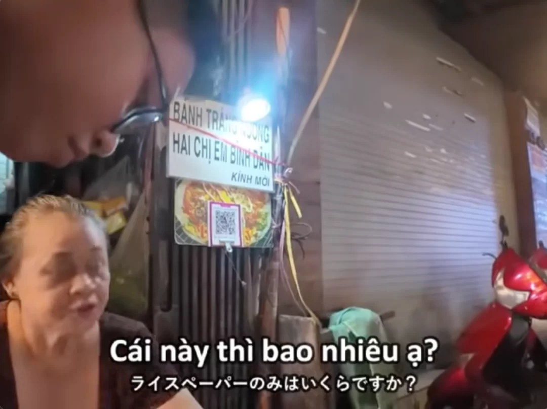 Kh&aacute;ch Nhật ngỡ ng&agrave;ng khi hỏi gi&aacute; b&aacute;nh tr&aacute;ng nướng ở phố đi bộ Nguyễn Huệ- Ảnh 2.