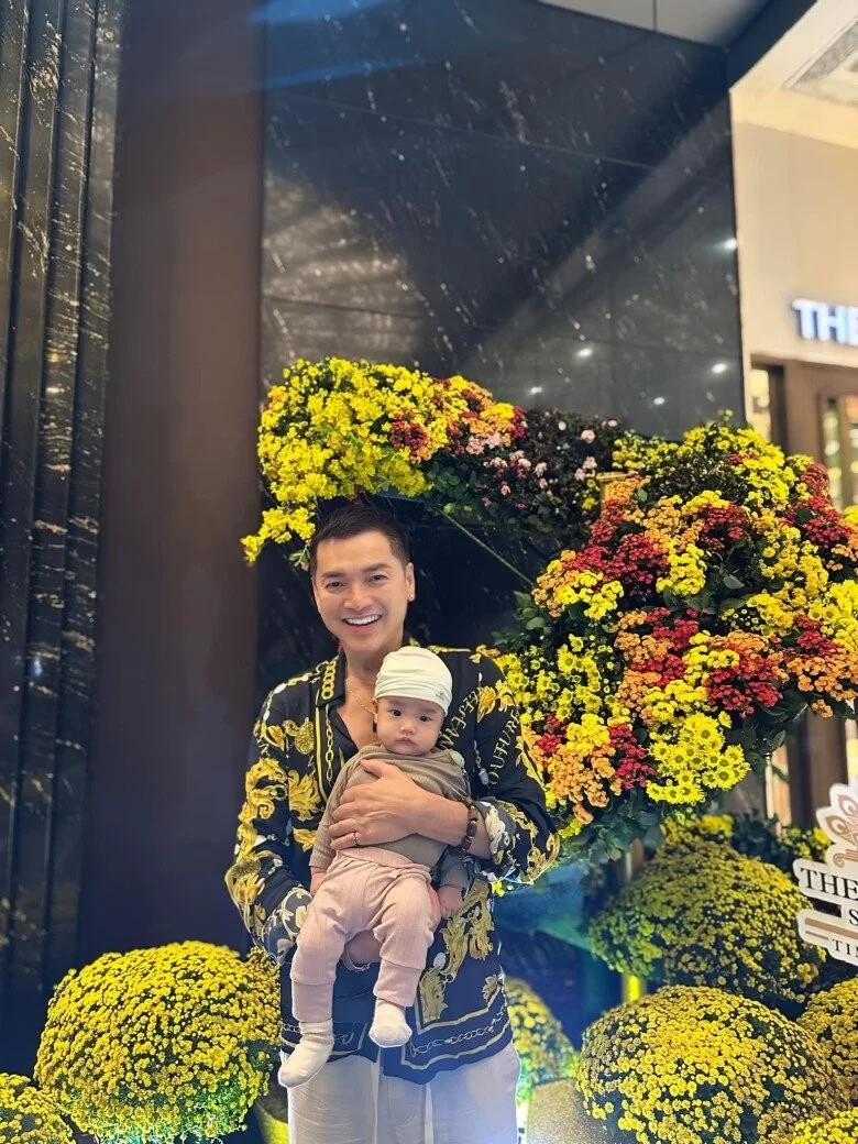 Quang Minh kh&ocirc;ng ngờ cuối đời lại c&oacute; được một cậu con trai.