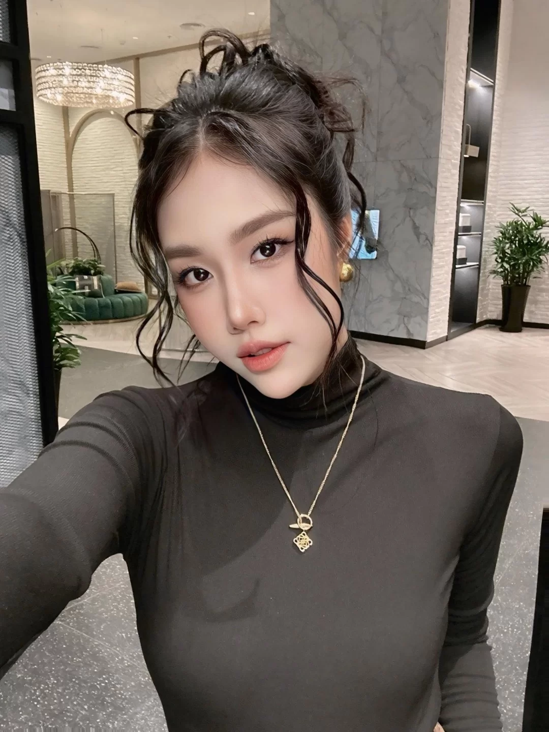 Kh&aacute;nh Chi nhận nhiều b&igrave;nh luận ti&ecirc;u cực sau khi c&ocirc;ng khai chuyện c&oacute; con trai với diễn vi&ecirc;n Quang Minh.