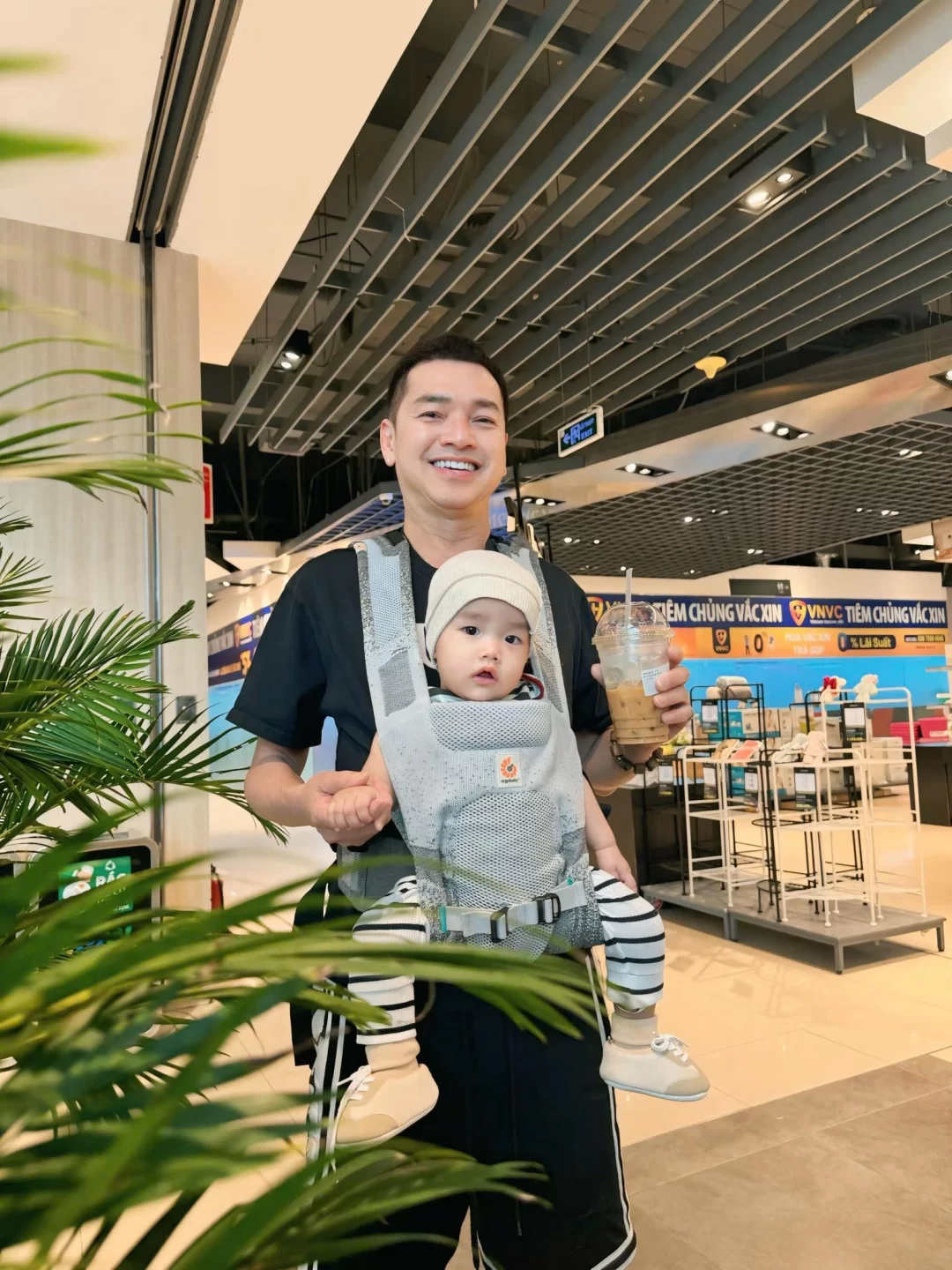 Con trai của nam diễn vi&ecirc;n đ&atilde; được 9 th&aacute;ng tuổi, được khen giống bố như đ&uacute;c.