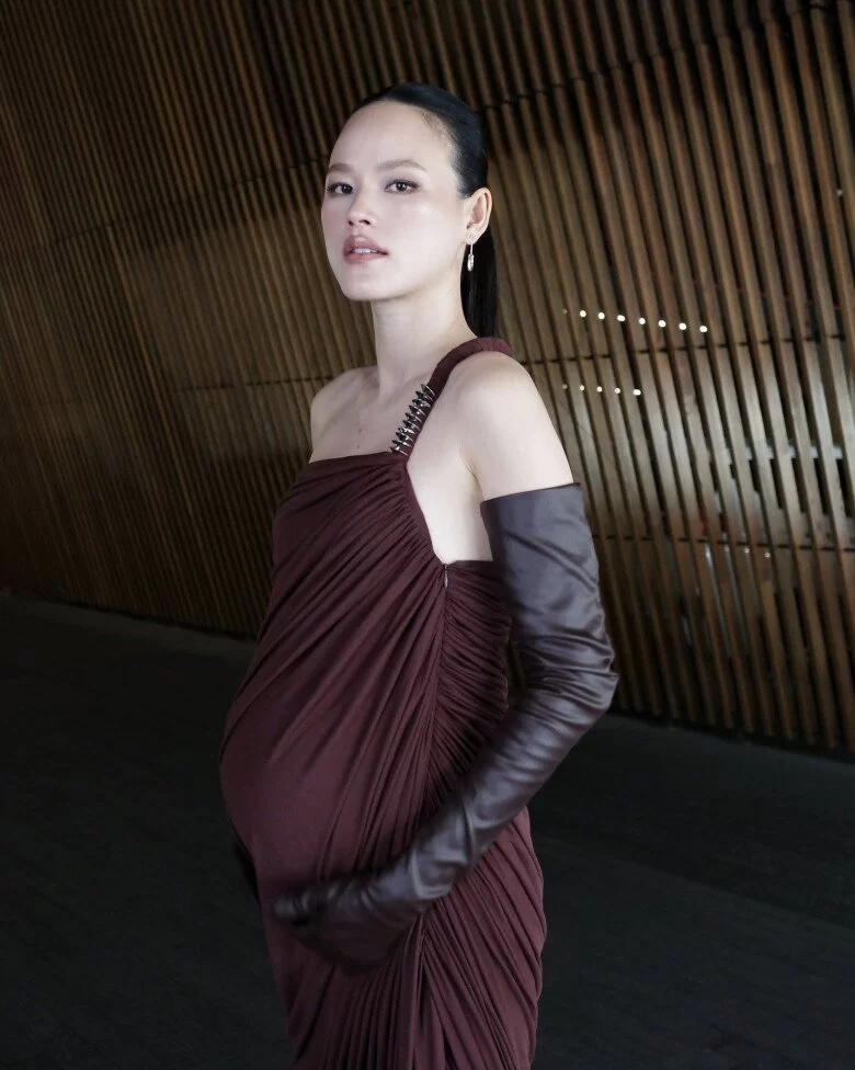 Si&ecirc;u mẫu Việt đ&igrave;nh đ&aacute;m tiết lộ đang bầu con g&aacute;i, hoa hậu Lương Thuỳ Linh v&agrave; d&agrave;n sao h&agrave;o hứng đ&oacute;n chờ c&ocirc;ng ch&uacute;a nhỏ - 8