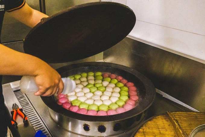 B&aacute;nh bao được chi&ecirc;n ngập dầu. Ảnh: Susubao