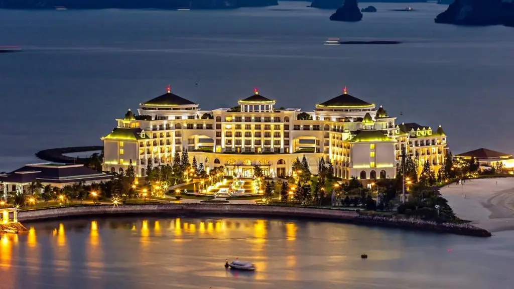 Vinpearl Resort & Spa Hạ Long: Đảo riêng, hồ bơi vô cực, spa. Giá 3-5 triệu VND/đêm, view vịnh tuyệt đẹp.