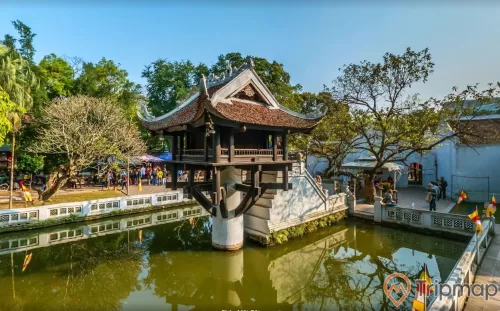 chùa Một Cột giữa hồ nước