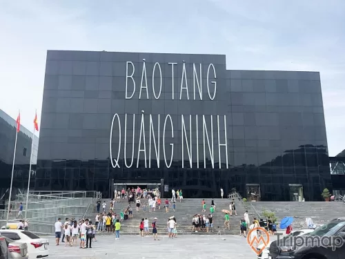 Khách đến chụp ảnh trước bảo tàng Quảng Ninh