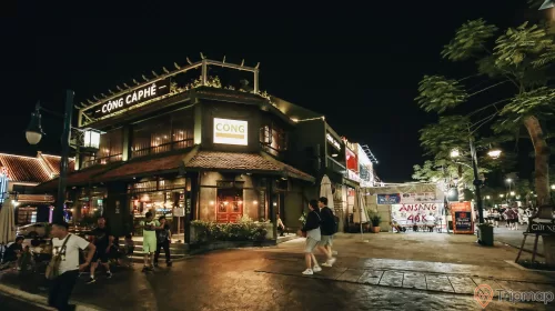 Quán cà phê Cộng tại dãy phố cổ Sun World, ảnh chụp ban đêm