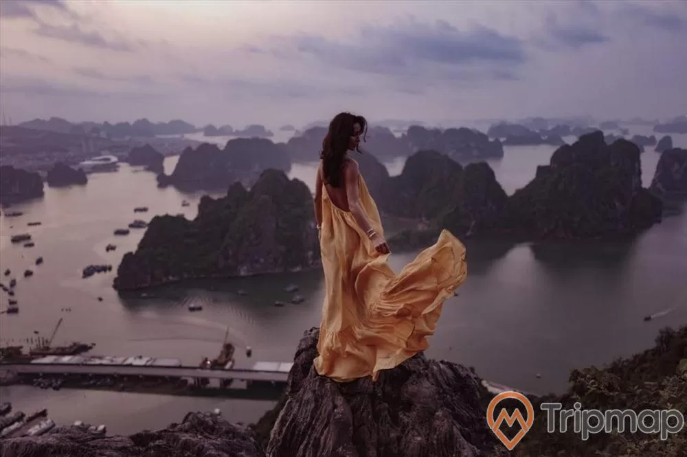 Cháu gái tỷ phú người Anh chụp ảnh trên núi Bài Thơ