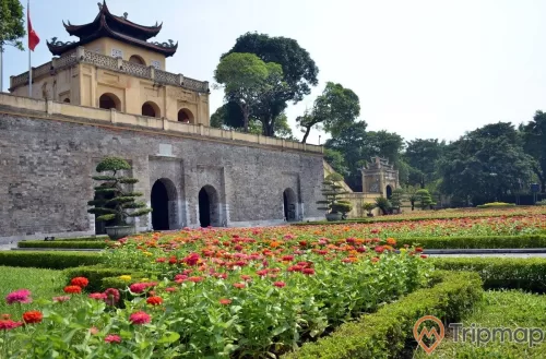 vườn hoa trước thành cổ Hà Nội,