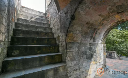 cầu thang bên trong cột cờ Hà Nội