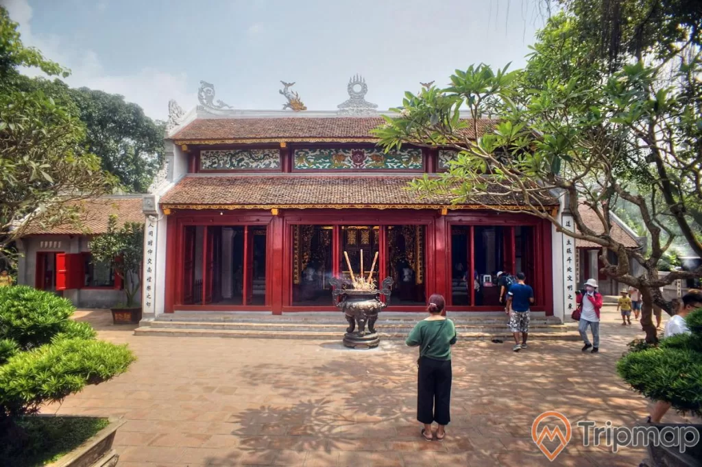 ngôi đền Ngọc Sơn, một người đang đứng