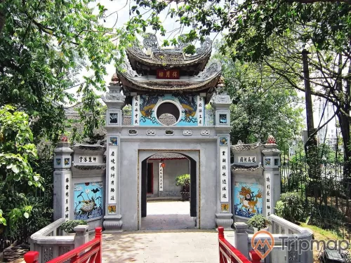 cổng Đắc Nguyệt Lâu và xung quanh cây cối xanh tươi