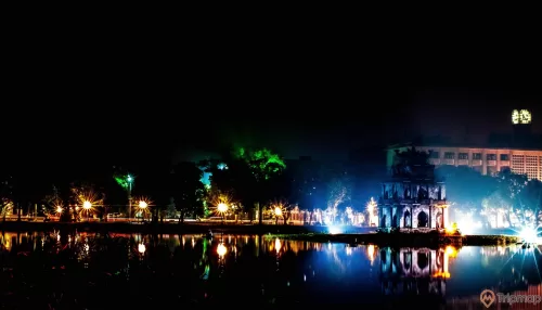 Khung cảnh ánh đèn điện buổi tối ở Hồ Hoàn Kiếm