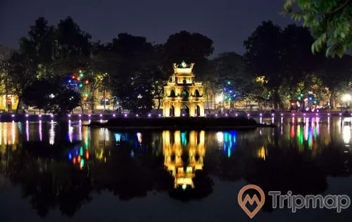 Tháp Ruda thắp sáng đèn hiện giữa hồ