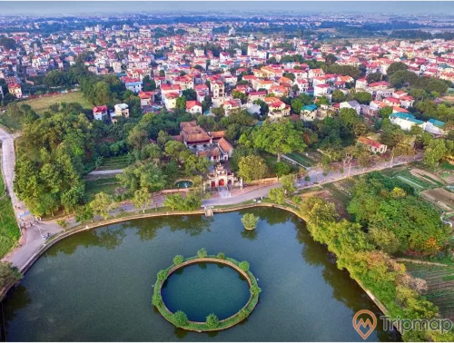 thanh cổ loa, ảnh chup từ trên cao, ngoài trời, ban ngay, hồ nuớc truớc thanh cổ loa, cây xanh