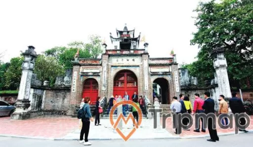 mọi người đến thăm thành cổ loa, du lịch thành cổ loa, ảnh chụp thành cổ loa, ảnh chụp ngoài trời, chụp bạn ngày