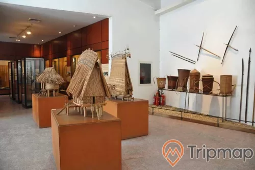 3 ngôi nhà mô hình, dụng cụ treo trên tường