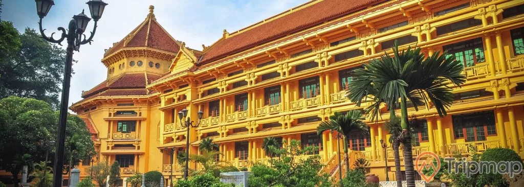 nhà bảo tàng lịch sử Quốc gia màu vàng 2 tầng, ảnh chụp ngoài trời cây cối xanh tươi và 1 cây đèn
