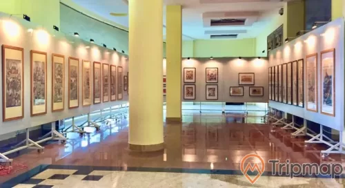 ảnh chụp những bức tranh vẽ treo trên tường ở phía xa, ảnh chụp trong nhà