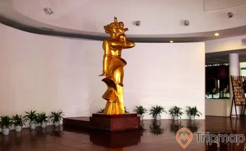 bức tượng màu vàng ở giữa nhà