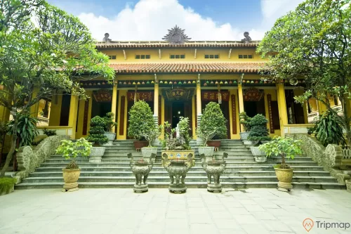 sân trước của chùa quán sứ có lư hương bằng đá chậu chây cảnh trên các bậc thềm, ảnh chụp chùa quán sứ ngoài trời
