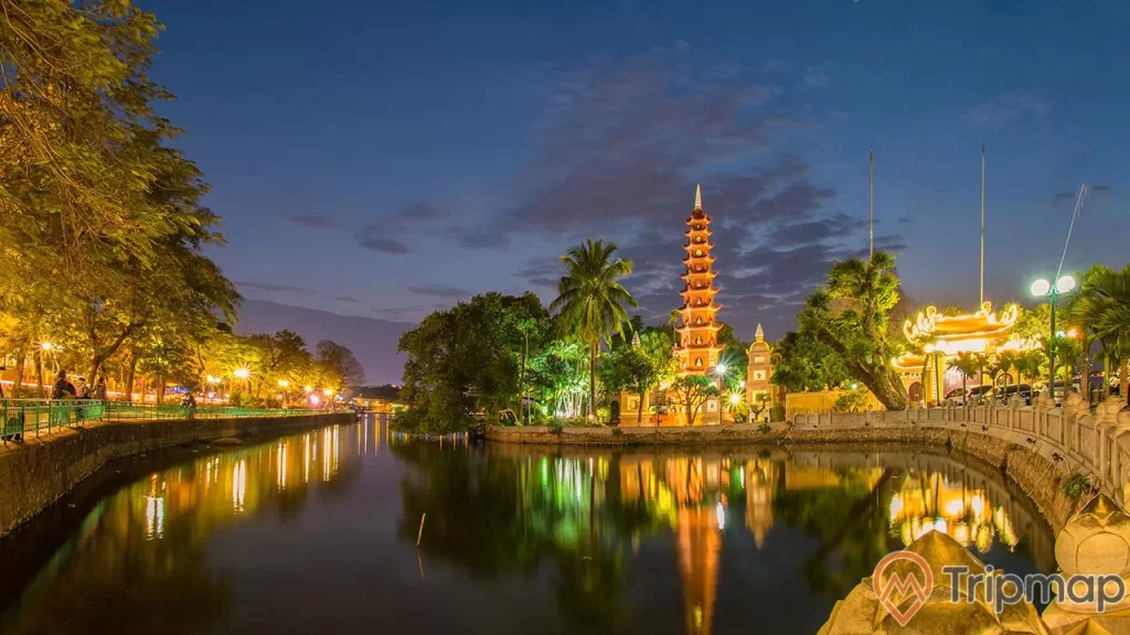 ngôi chùa Trấn Quốc ở giữa lòng Hồ Tây, ánh đèn điện chùa Trấn Quốc sáng bên cạnh bờ Hồ Tây