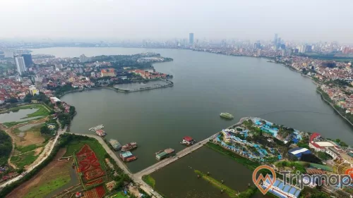con thuyền trên mặt hồ
