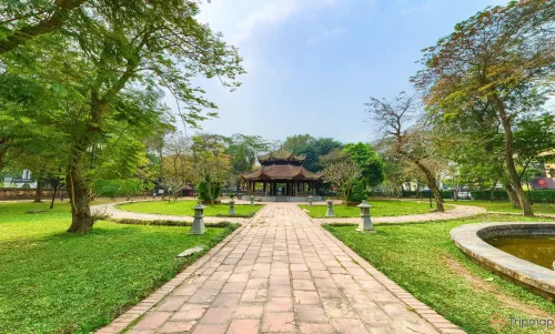 quang cảnh vườn Giám, đường gạch và cây cối xanh tươi
