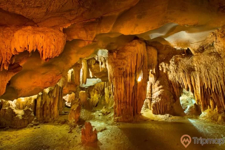 Động Mê Cung